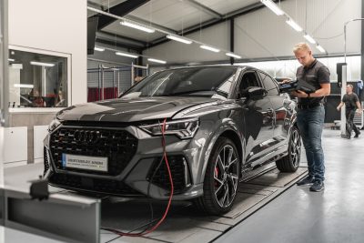 frbe3 Elektronische Fehlerauslese eines Pkws in Werkstatt durch Fachperson